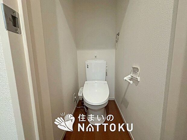 【トイレ】汚れてもサッとひと拭きでお手入れ簡単、エコ仕様の温水洗浄便座付きのトイレです。
バリアフリーにも配慮しています。