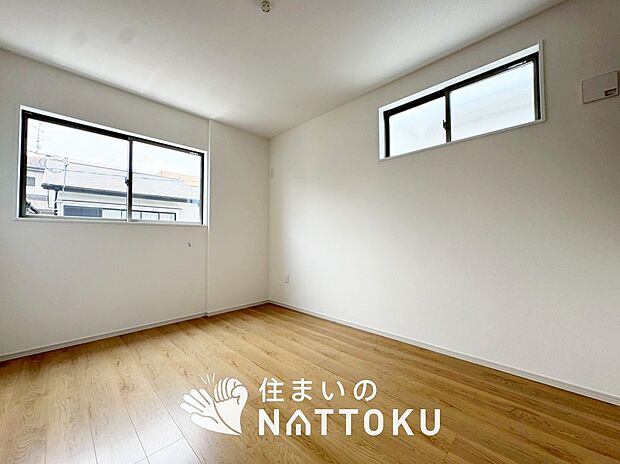 【現地写真(洋室)】木目の美しさを際立たせるシンプルデザインの建具を使用しています。