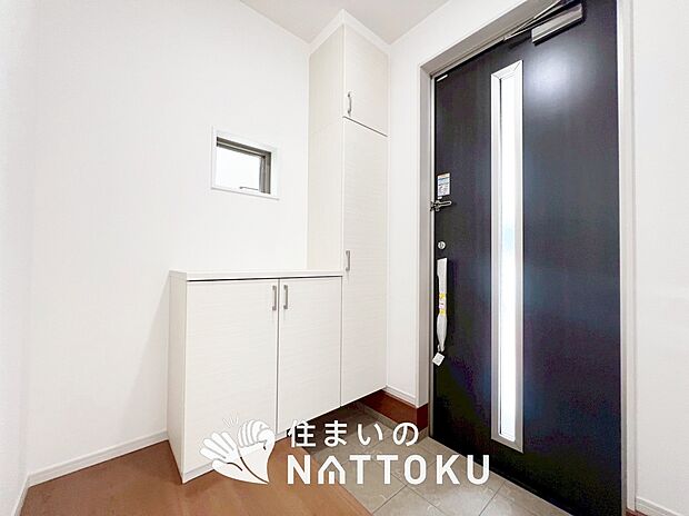 【現地写真(玄関)】玄関には、大型のシューズ収納を設置しています。