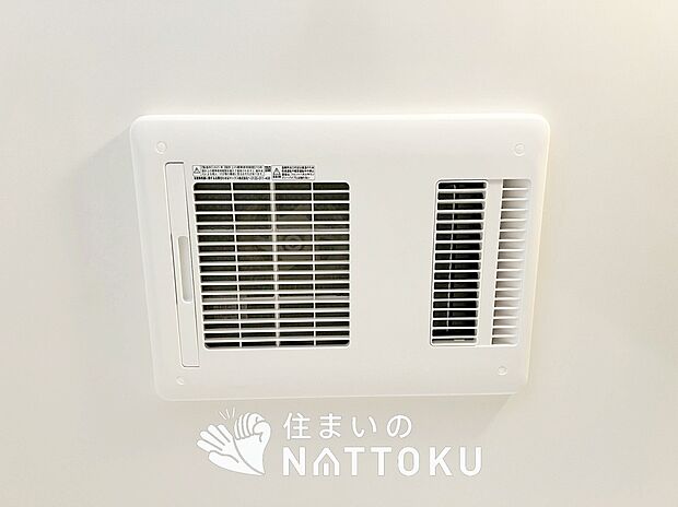 【浴室暖房換気乾燥機】入浴後の水滴や湿気を排出し、カビの発生や臭いを抑制します。
雨の日の洗濯物にも効果的です。