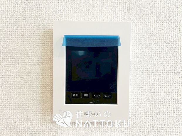 【TVモニター付インターホン】来訪者を画像と音声で確認できる、防犯性に優れた安心のシステム。
スッキリしたデザインで、誰でも簡単に操作できます。