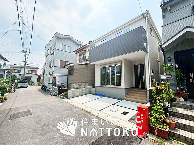 【現地写真(前道含む外観)】断熱性、気密性を高める工夫で一年中ずっと心地よく暮らせる、高気密・高断熱です。