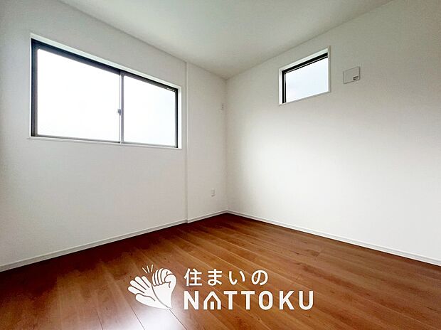 【現地写真（洋室）】木目の美しさを際立たせるシンプルデザインの建具を使用しています。