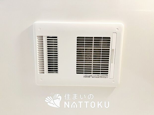 【浴室暖房換気乾燥機】入浴後の水滴や湿気を排出し、カビの発生や臭いを抑制します。
雨の日の洗濯物にも効果的です。