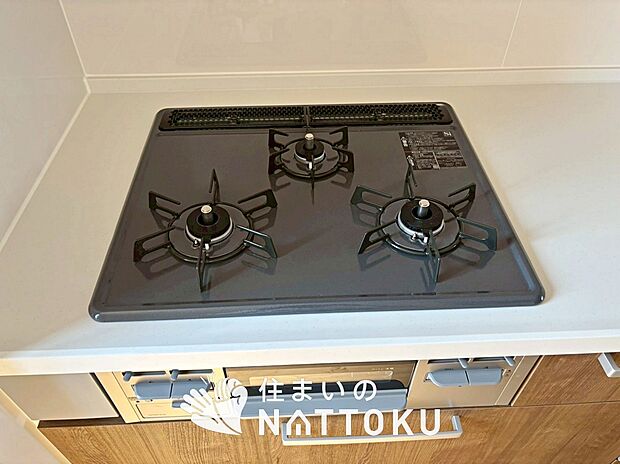 【ビルトインコンロ】フラットな構造で清掃性が高く、過熱防止センサー付３口タイプで日頃の家事も快適です。