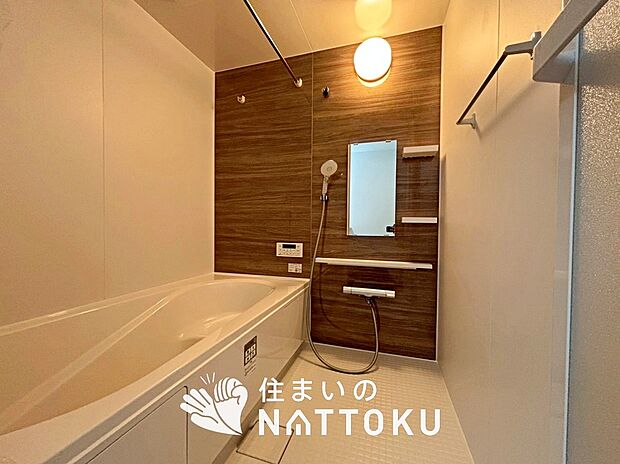 【現地写真（浴室）】浴室暖房乾燥機付き。１坪タイプで広々です。