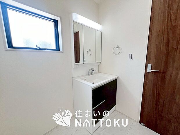 【洗面台・洗面所】鏡の両サイドは、必要なものを取出しやすく、大きな鏡面で朝の準備も快適。
使いやすいリフトアップ機能付きのシングルレバーシャワー水栓付です。