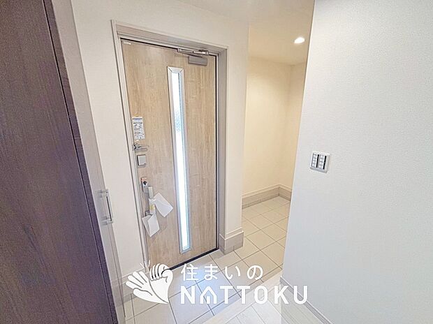 【現地写真（玄関）】玄関には、大型のシューズ収納を設置しています。