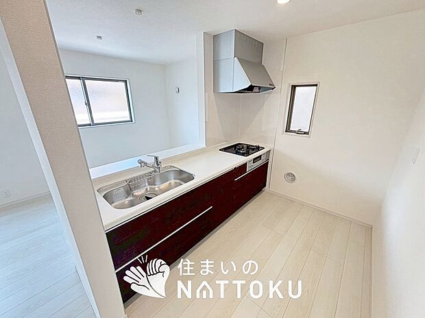 【現地写真（キッチン）】収納たっぷりのシステムキッチン、浄水器付水栓を標準装備しています。