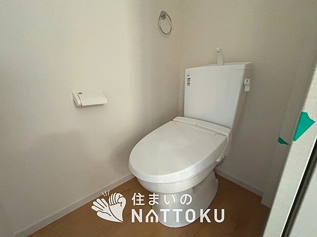 【トイレ】汚れてもサッとひと拭きでお手入れ簡単、エコ仕様の温水洗浄便座付きのトイレです。
バリアフリーにも配慮しています。