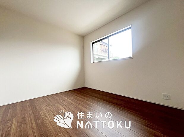 【現地写真（洋室）】木目の美しさを際立たせるシンプルデザインの建具を使用しています。