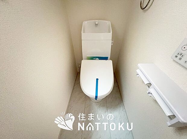 【トイレ】汚れてもサッとひと拭きでお手入れ簡単、エコ仕様の温水洗浄便座付きのトイレです。
バリアフリーにも配慮しています。