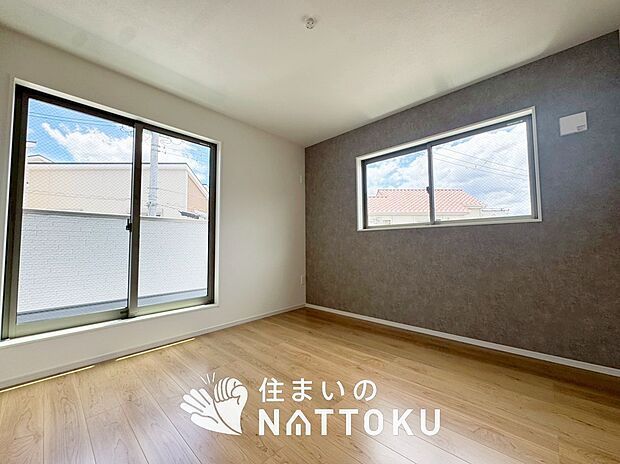 【現地写真(寝室)】木目の美しさを際立たせるシンプルデザインの建具を使用しています。