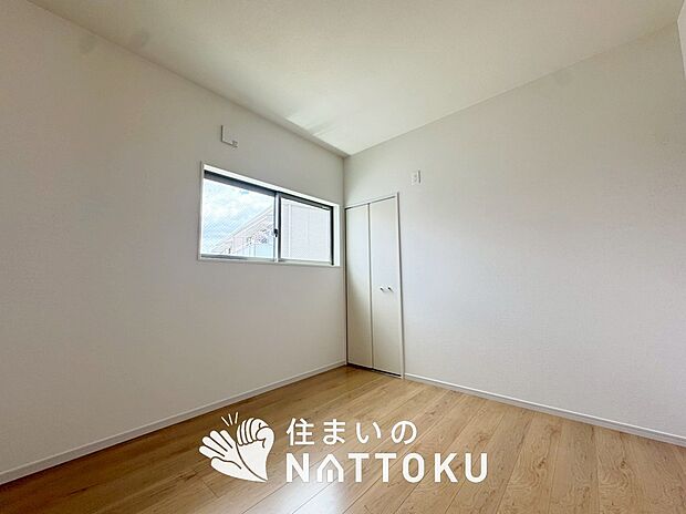 【現地写真(洋室)】木目の美しさを際立たせるシンプルデザインの建具を使用しています。