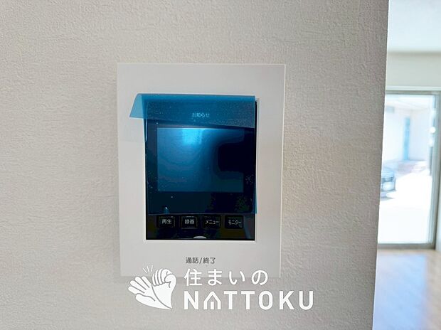 【TVモニター付インターホン】来訪者を画像と音声で確認できる、防犯性に優れた安心のシステム。
スッキリしたデザインで、誰でも簡単に操作できます。