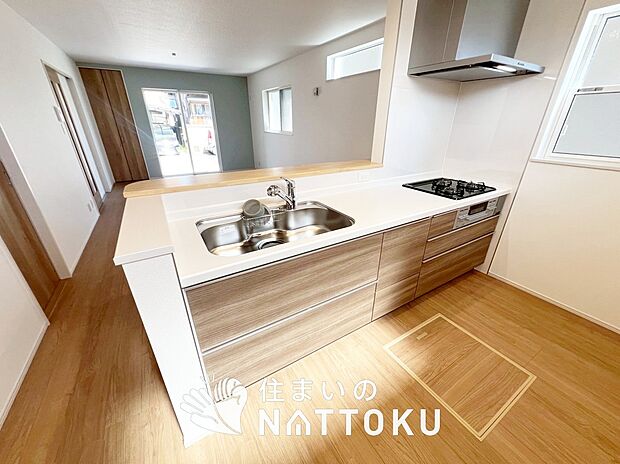 【現地写真（キッチン）】収納たっぷりのシステムキッチン、浄水器付水栓を標準装備しています。