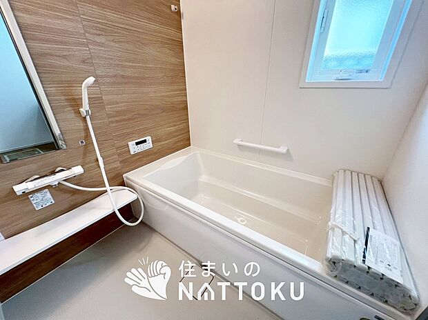 【現地写真（浴室）】浴室暖房乾燥機付き。１坪タイプで広々です。