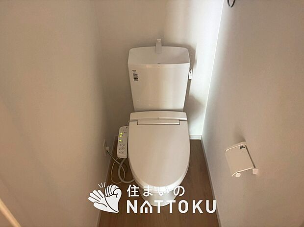 【トイレ】鏡の両サイドは、必要なものを取出しやすく、大きな鏡面で朝の準備も快適。
使いやすいリフトアップ機能付きのシングルレバーシャワー水栓付です。