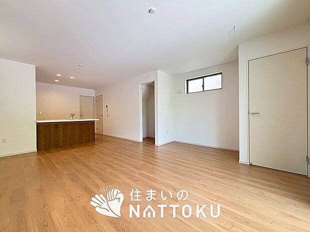 【現地写真（リビング）】フローリング材には、木目、色調など木材特有の風合いがあり、ナチュラルな美しさになっています。