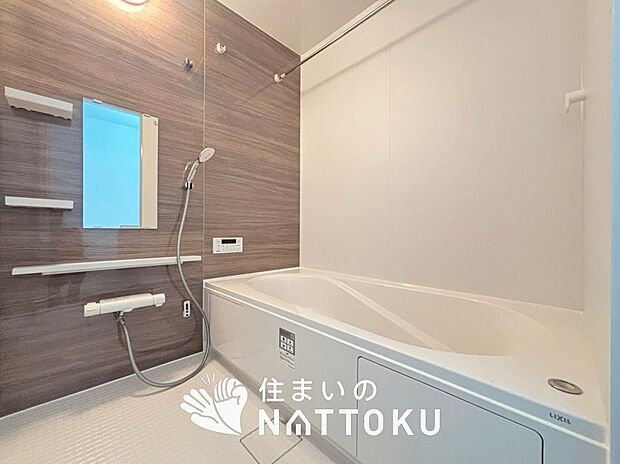 【現地写真（浴室）】浴室暖房乾燥機付き。１坪タイプで広々です。