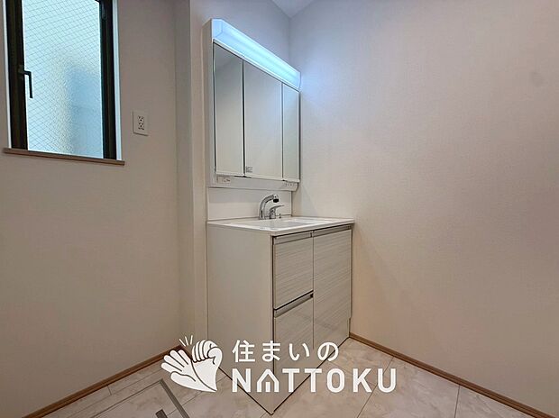 【洗面台・洗面所】鏡の両サイドは、必要なものを取出しやすく、大きな鏡面で朝の準備も快適。
使いやすいリフトアップ機能付きのシングルレバーシャワー水栓付です。