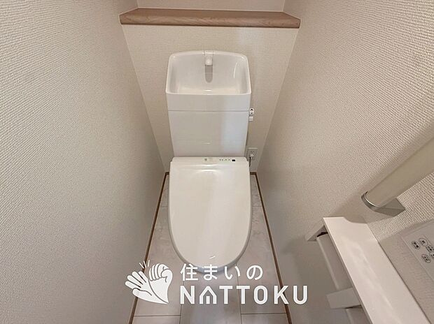【トイレ】汚れてもサッとひと拭きでお手入れ簡単、エコ仕様の温水洗浄便座付きのトイレです。
バリアフリーにも配慮しています。