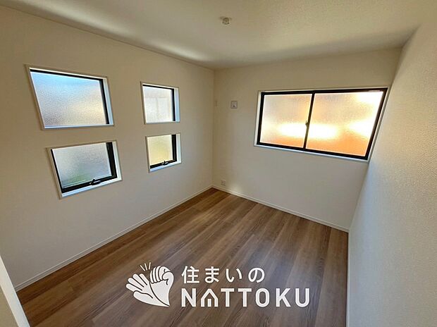 【現地写真（寝室）】木目の美しさを際立たせるシンプルデザインの建具を使用しています。