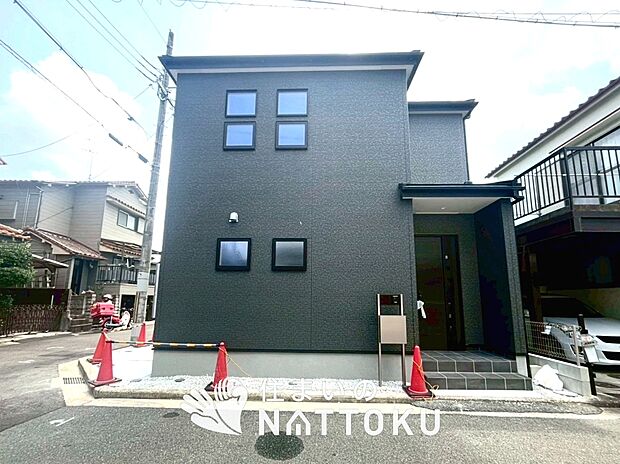 【現地写真（外観）】軽くて火災に強い屋根材を採用し、地震時の建物への負担や揺れを軽減しています。