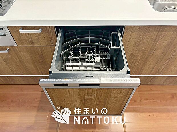 【食器洗い乾燥機】食後の時間にゆとりを与えてくれる食器洗い乾燥機。
操作ボタンも上面にあるので、腰をかがめずに操作ができラクラクです。