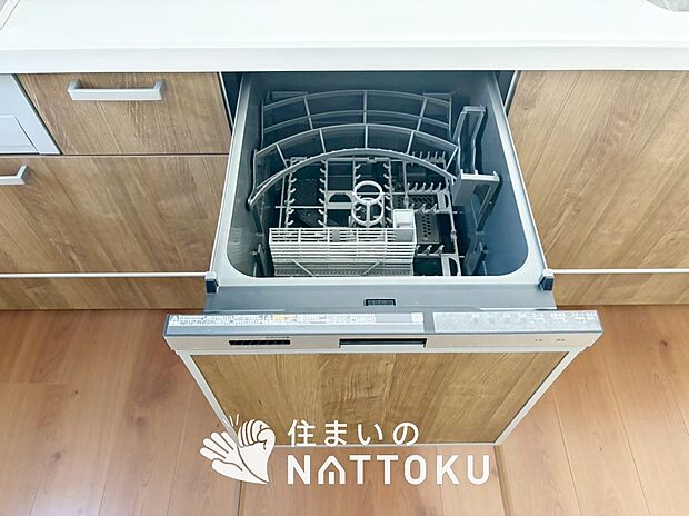 【食器洗い乾燥機】食後の時間にゆとりを与えてくれる食器洗い乾燥機。
操作ボタンも上面にあるので、腰をかがめずに操作ができラクラクです。