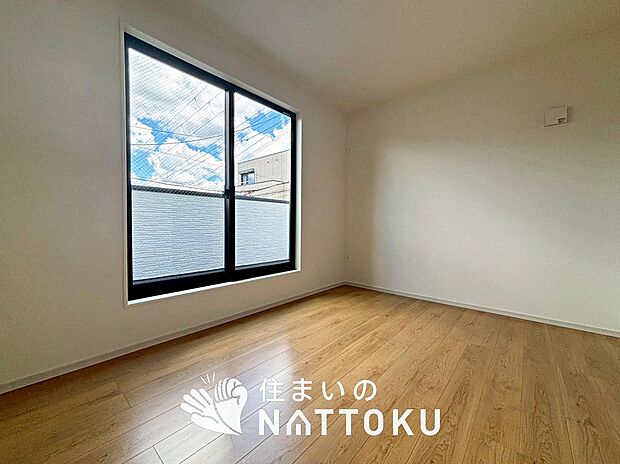 【現地写真（洋室）】木目の美しさを際立たせるシンプルデザインの建具を使用しています。