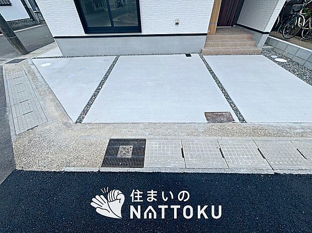 【現地写真（駐車場）】駐車スペースが広く、運転が苦手な方も安心です。