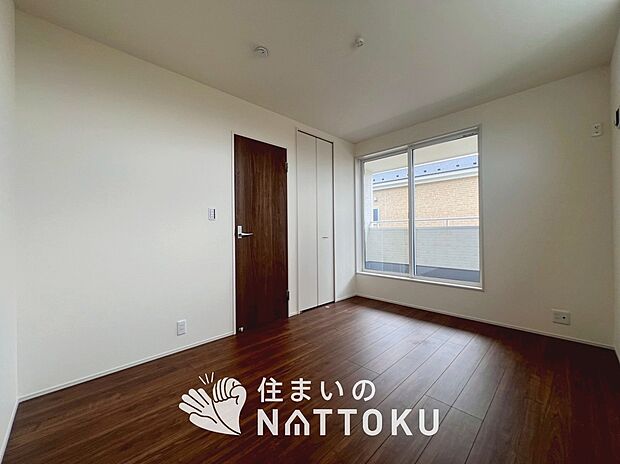 【現地写真（寝室）】木目の美しさを際立たせるシンプルデザインの建具を使用しています。