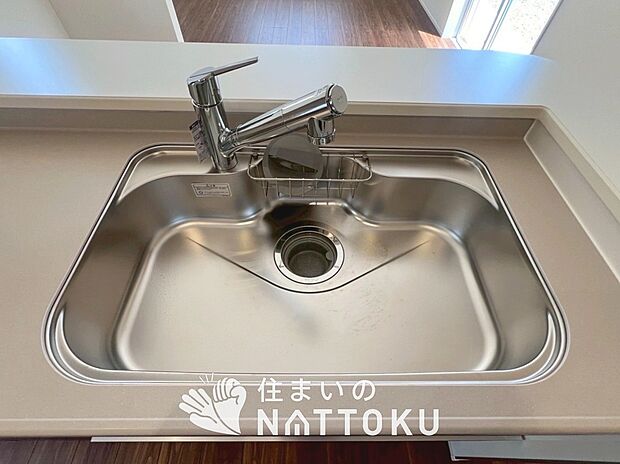 【浄水器内臓型ハンドシャワー付シンク】傷や汚れが付きにくい静音仕様の全面エンボス加工シンク。
また、蛇口の先端に浄水器を内蔵。浄水シャワーが使える毎分4リットルのたっぷり浄水。
