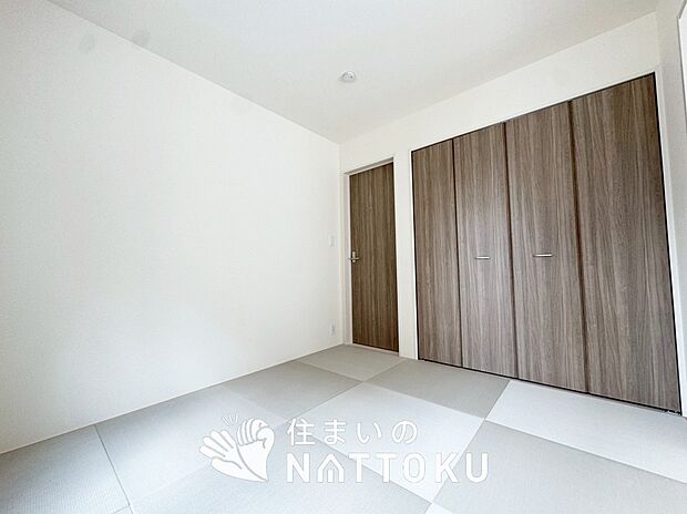 【現地写真（和室）】大壁仕様の新和室。くつろぎの空間です。