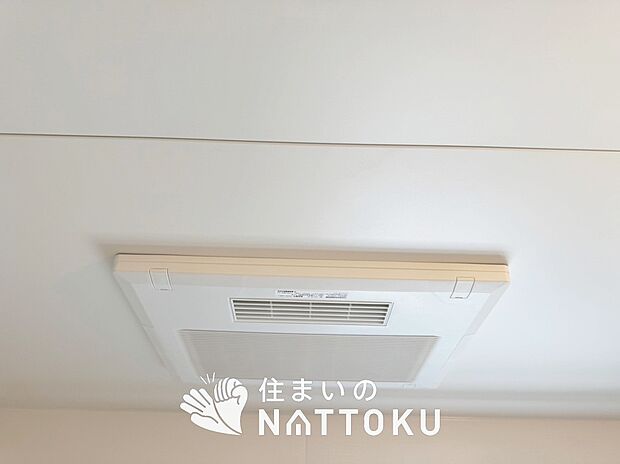 【浴室暖房換気乾燥機】寒い冬場はあたたかく、暑い夏場は扇風機のような心地よさです。
雨の日は、浴室が衣類乾燥スペースになります。