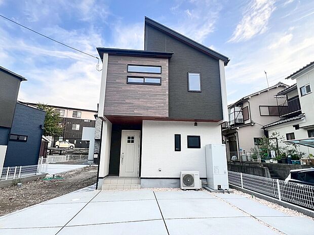 【現地写真（外観）【１号地】】雨で汚れを落とし、耐久性・耐候性に優れた外壁を使用しています。