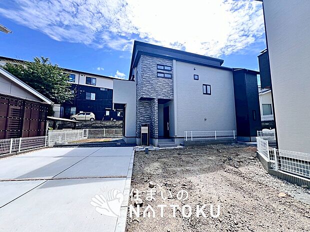 【現地写真（外観）【２号地】】軽くて火災に強い屋根材を採用し、地震時の建物への負担や揺れを軽減しています。