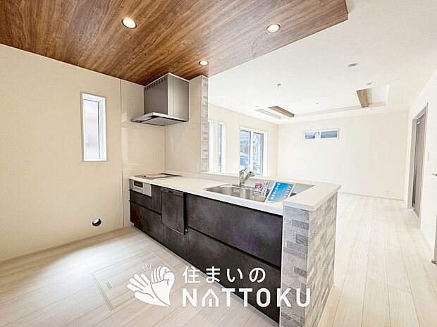 【現地写真（キッチン）】収納たっぷりのシステムキッチン、浄水器付水栓を標準装備しています。