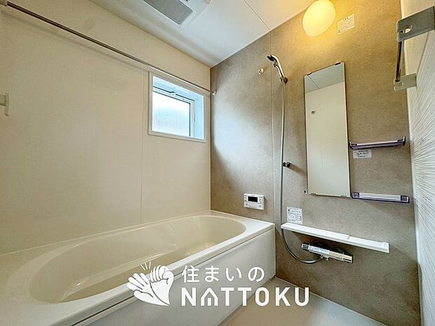 【現地写真（浴室）】浴室暖房乾燥機付き。１坪タイプで広々です。