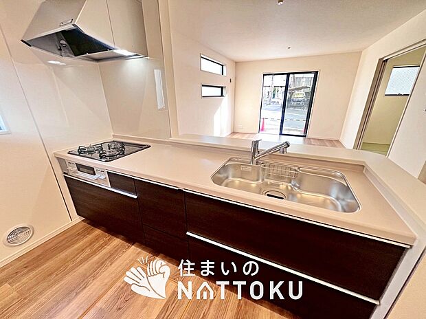 【現地写真（キッチン）】収納たっぷりのシステムキッチン、浄水器付水栓を標準装備しています。