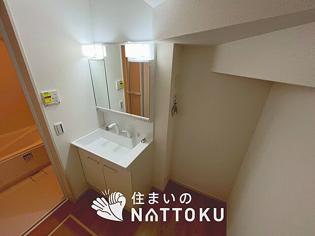 【洗面台・洗面所】鏡の両サイドは、必要なものを取出しやすく、大きな鏡面で朝の準備も快適。
使いやすいリフトアップ機能付きのシングルレバーシャワー水栓付です。