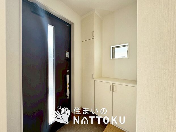 【現地写真（玄関）】玄関には、大型のシューズ収納を設置しています。