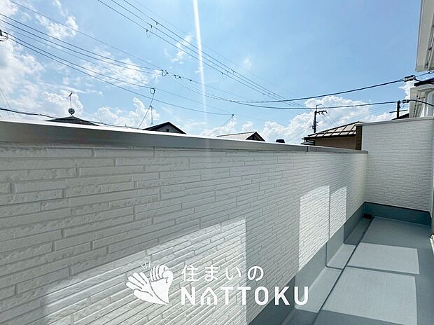 【バルコニー】奥行きが広く、洗濯物をゆったりと干せる十分な広さで、家族の洗濯も捗ります。