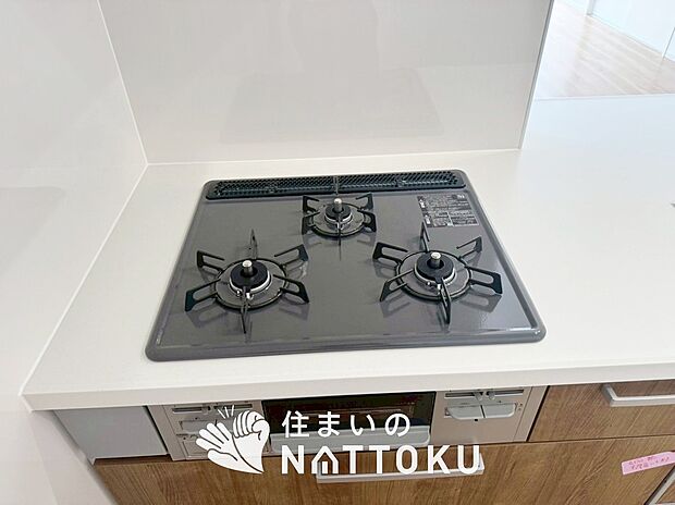 【ビルトインコンロ】フラットな構造で清掃性が高く、過熱防止センサー付３口タイプで日頃の家事も快適です。