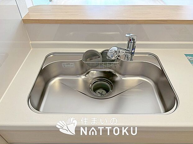 【浄水器内臓型ハンドシャワー付シンク】広々とした凸型シンクに洗剤ポケットを標準装備。すっきり収納できます。
また、蛇口の先端に浄水器を内蔵しているため場所をとりません。