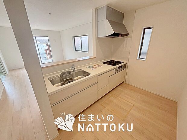 【現地写真(キッチン)】収納たっぷりのシステムキッチン、浄水器付水栓を標準装備しています。