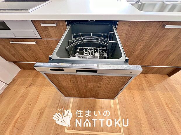 【食器洗い乾燥機】食後の時間にゆとりを与えてくれる食器洗い乾燥機。
操作ボタンも上面にあるので、腰をかがめずに操作ができラクラクです。
