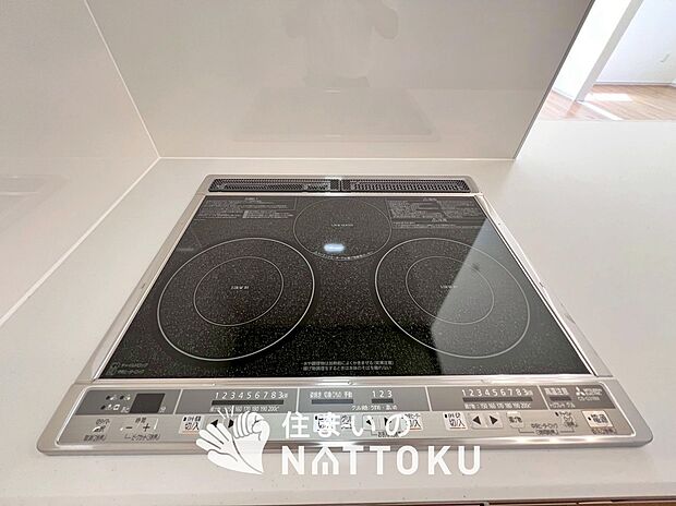 【ビルトインコンロ】フラットな構造で清掃性が高く、過熱防止センサー付３口タイプで日頃の家事も快適です。