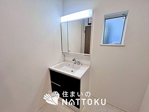 【洗面台・洗面所】鏡の両サイドは、必要なものを取出しやすく、大きな鏡面で朝の準備も快適。
使いやすいリフトアップ機能付きのシングルレバーシャワー水栓付です。
